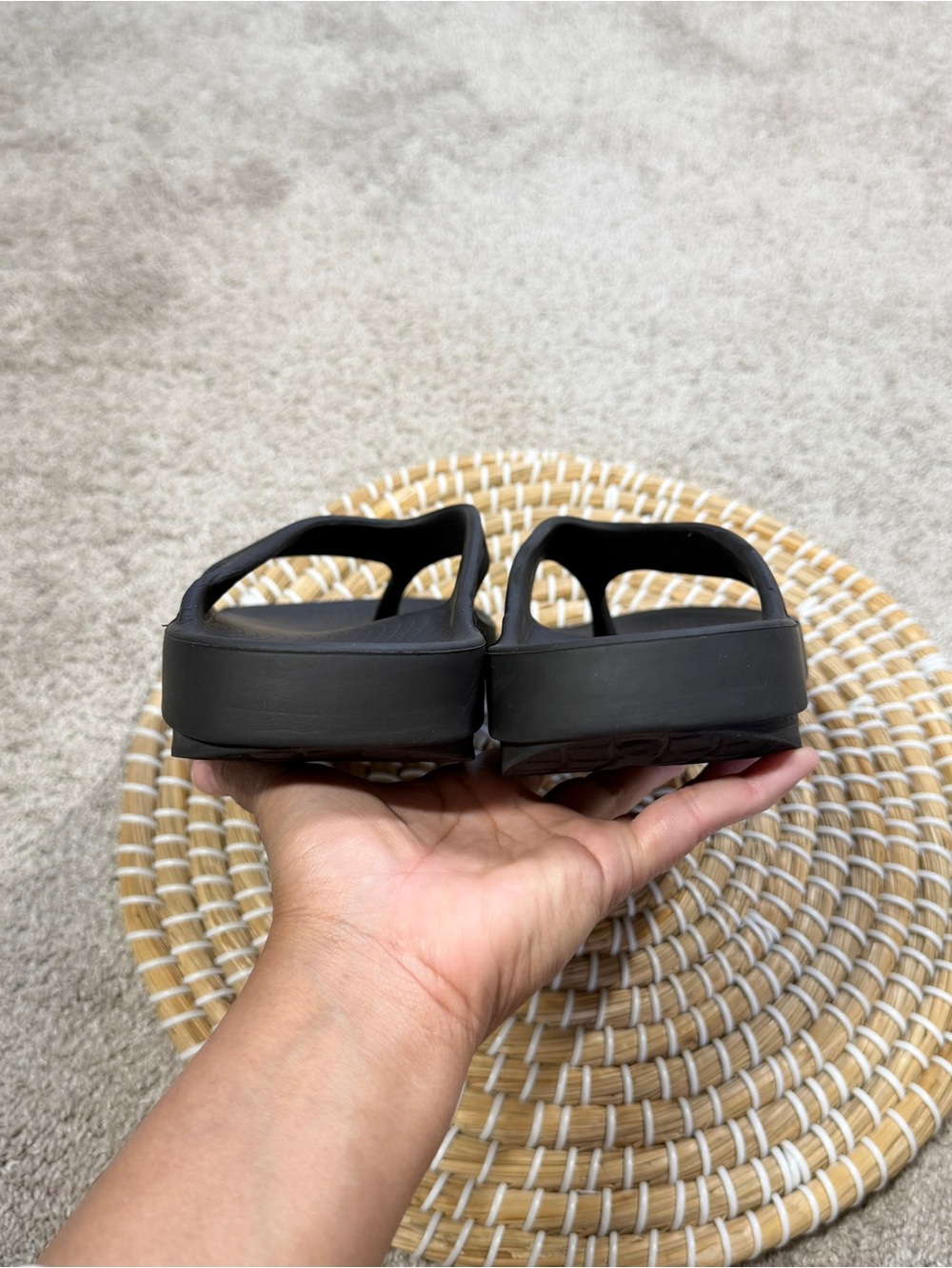 OOFOS Women’s OOriginal Recovery Lightweight Thong Flip Flop Sandals in Black 10 - Picture 10 of 13